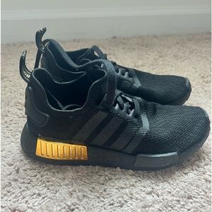 women’s black nmd r1